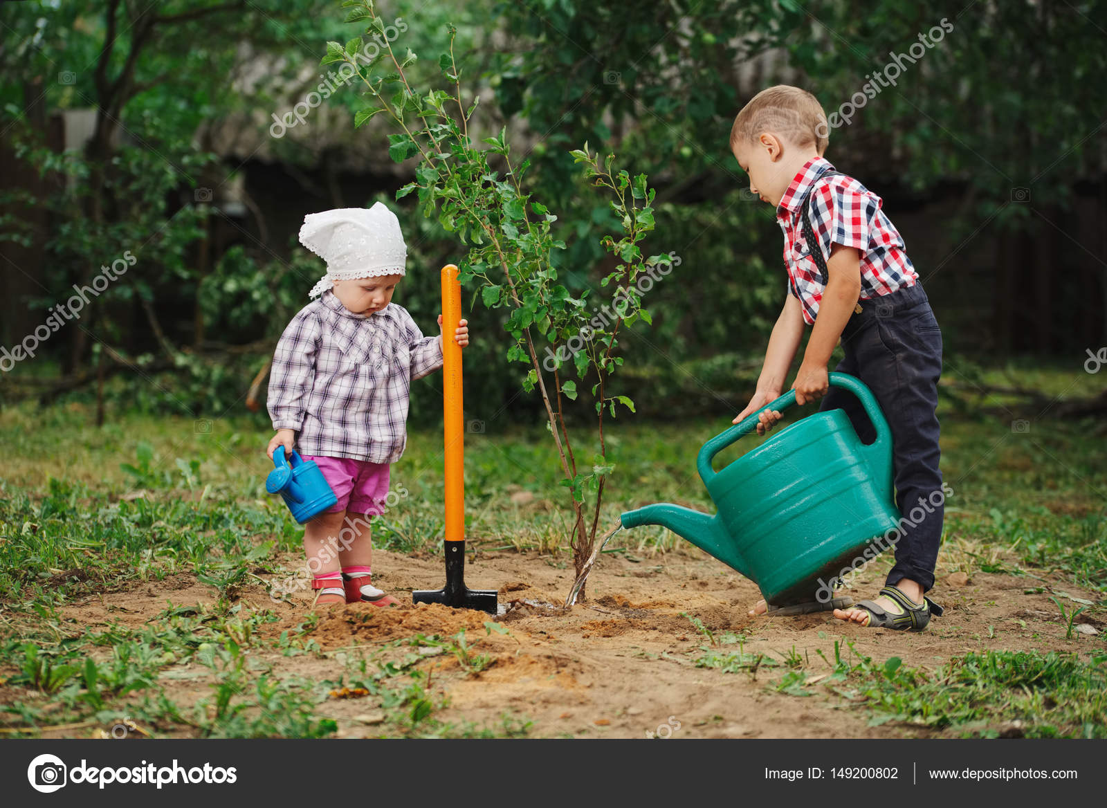 Kleiner lustiger Junge mit Schaufel im Garten — Stockfoto