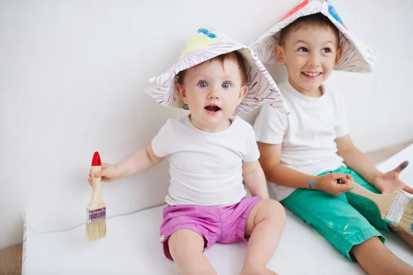 Ευτυχισμένα παιδιά ζωγραφική τοίχων στο σπίτι — Φωτογραφία Αρχείου