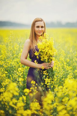 güzel sarışın kız yaz çayır üzerinde