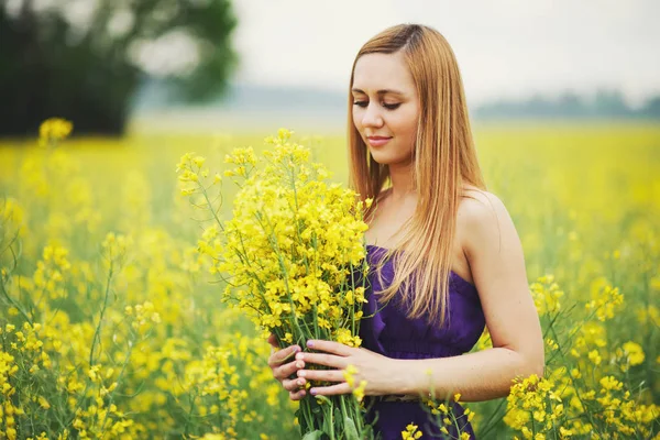 Hermosa chica rubia en el prado de verano — Foto de Stock
