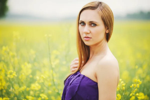 여름 풀밭에 아름 다운 금발 소녀 — 스톡 사진