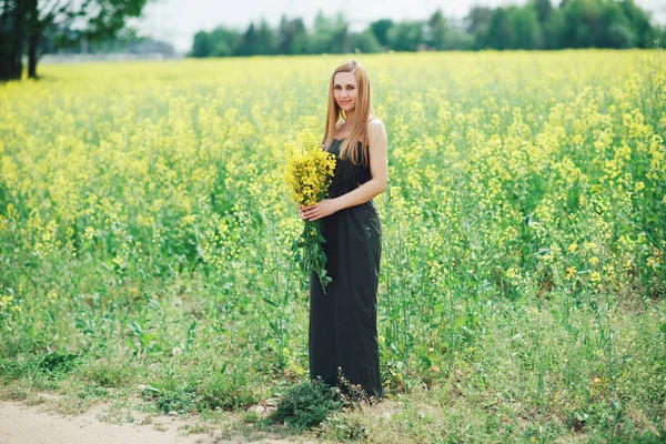 美丽的金发女孩，在夏天草甸 — 图库照片