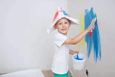 Renkli fırça ile küçük mutlu çocuk