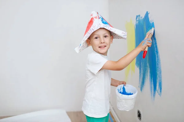 Kleiner glücklicher Junge mit buntem Pinsel — Stockfoto