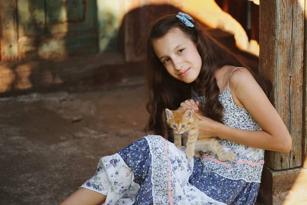 Foto de niña con gatito rojo — Foto de Stock