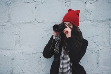 kırmızı şapka ile genç güzel kız