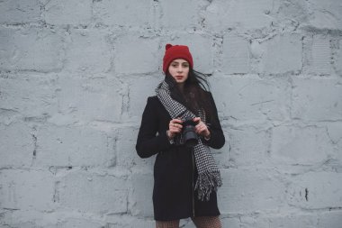 kırmızı şapka ile genç güzel kız