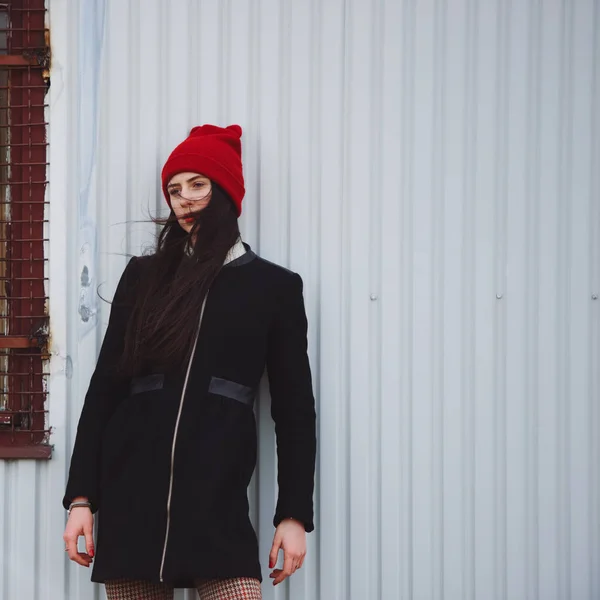 Joven hermosa chica con sombrero rojo — Foto de Stock