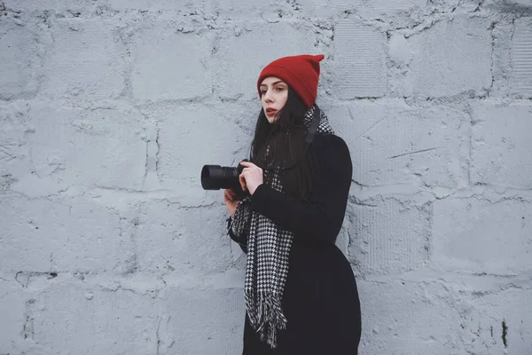 Молода красива дівчина з червоним капелюхом — стокове фото