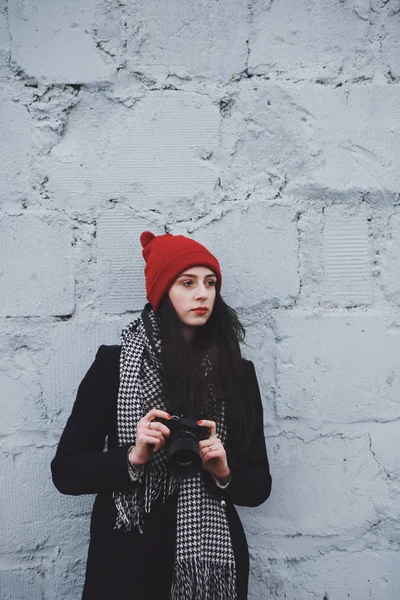 Jovem menina bonita com chapéu vermelho — Fotografia de Stock