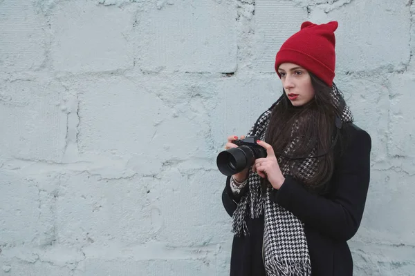 Ung vacker flicka med röd hatt — Stockfoto