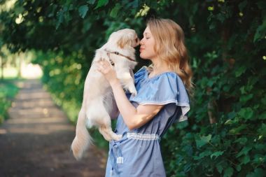 pekingese ile genç güzel kız