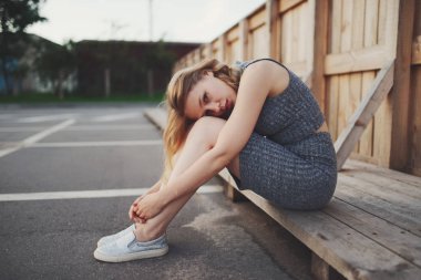 genç güzel sarışın kız açık havada