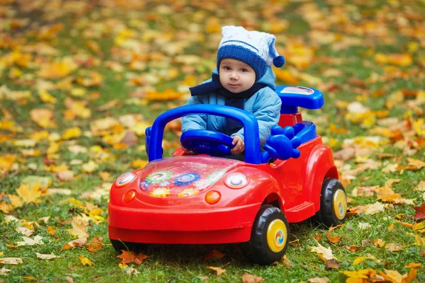 Petit garçon drôle voiture jouet de conduite — Photo