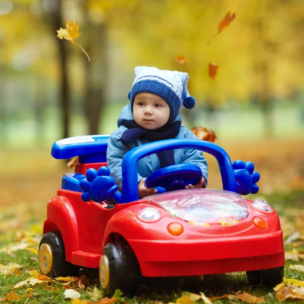 Pequeño divertido chico conducción juguete coche —  Fotos de Stock