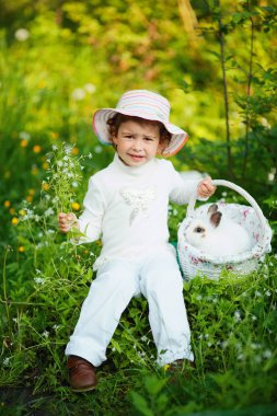 beyaz tavşan ile sevimli küçük kız
