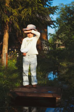 Kız nehirde kağıt tekne ile çalış