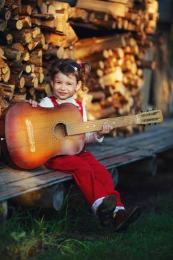 gitar ile sevimli küçük kız