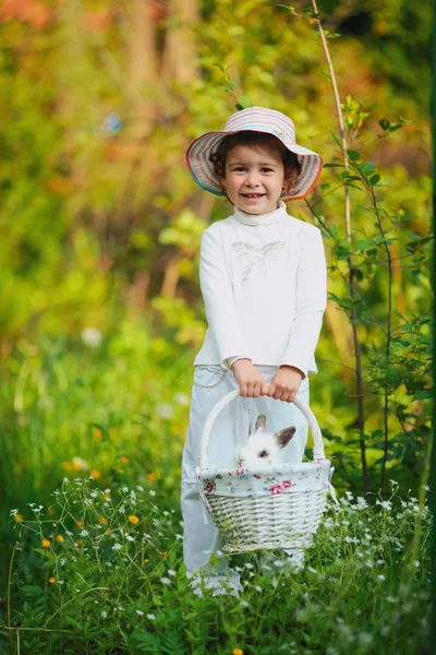 Menina bonito com coelho branco — Fotografia de Stock