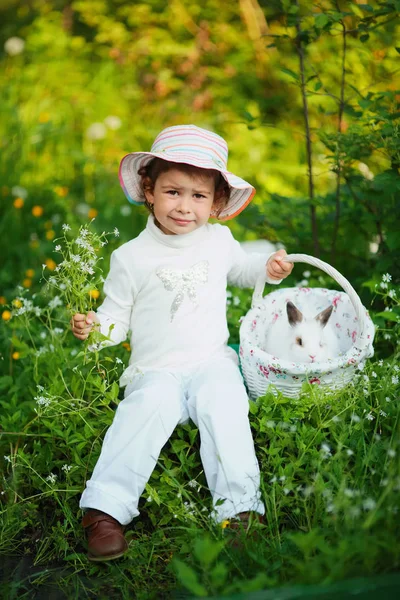 Linda niña con conejo blanco — Foto de Stock