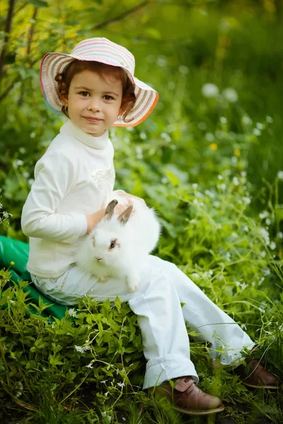 Мила маленька дівчинка з білим кроликом — стокове фото