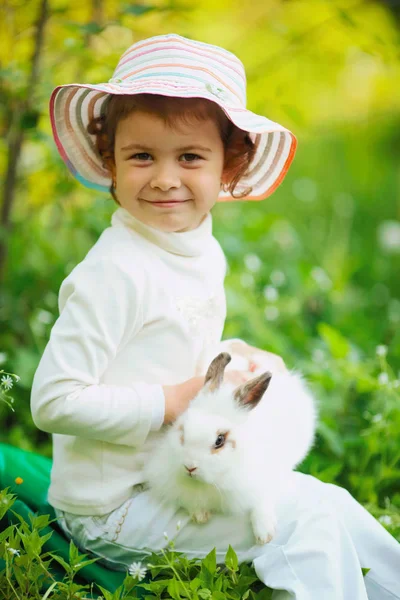 Schattig klein meisje met witte konijn — Stockfoto