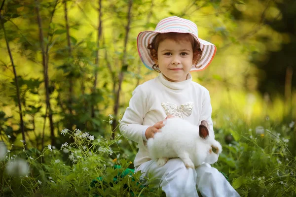 Mignonne petite fille avec lapin blanc — Photo