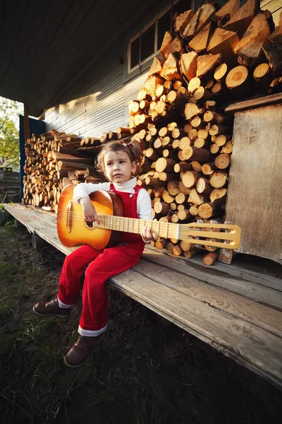 Söt liten flicka med gitarr — Stockfoto