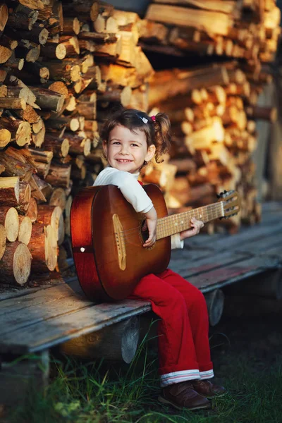 Schattig klein meisje met gitaar — Stockfoto