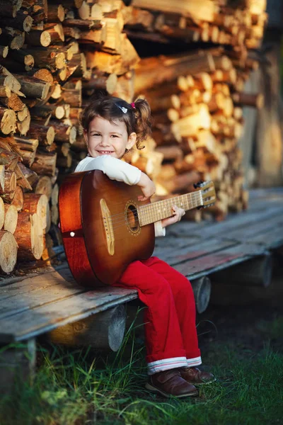 Aranyos kislány, gitár — Stock Fotó