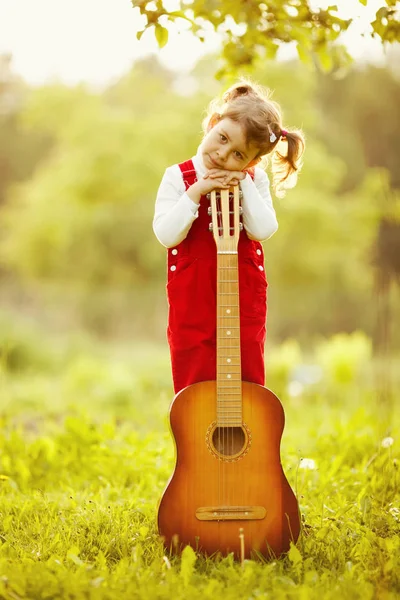 gitar ile sevimli küçük kız