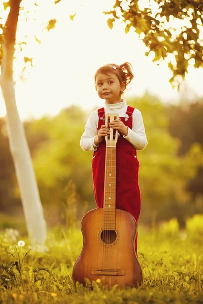 Linda niña con guitarra — Foto de Stock