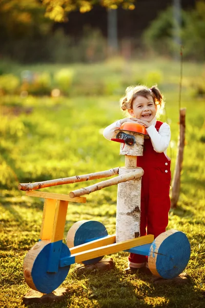 Schattig meisje in het land — Stockfoto