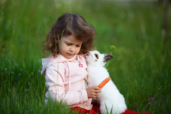 Menina bonito com coelho branco — Fotografia de Stock