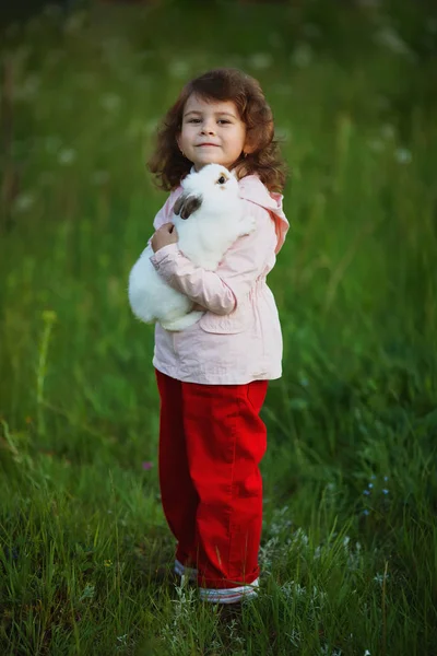 Aranyos kislány, a fehér nyúl — Stock Fotó