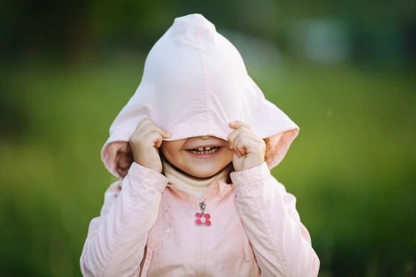 Söt liten flicka huven i sommar park — Stockfoto