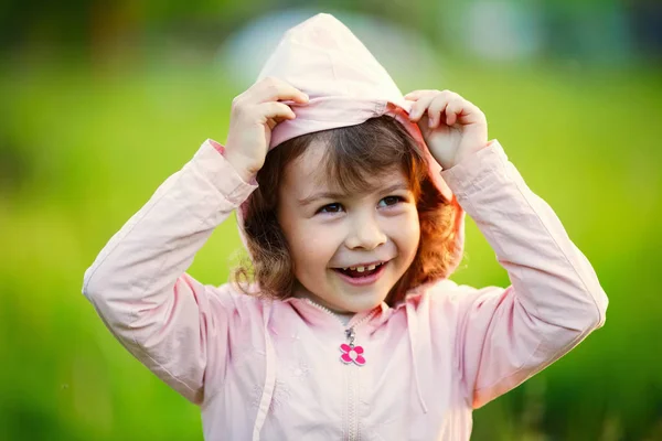 Niedliche kleine Mädchen Kapuze im Sommerpark — Stockfoto