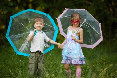 Park şemsiyesi altında mutlu çocuk