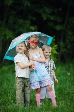 Park şemsiyesi altında mutlu çocuk