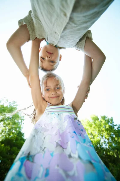 Crianças felizes abraçando vista inferior — Fotografia de Stock