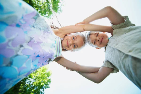 Glückliche Kinder umarmen Blick von unten — Stockfoto