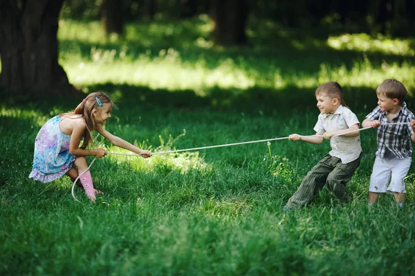 Kinder ziehen im Freien am Seil — Stockfoto