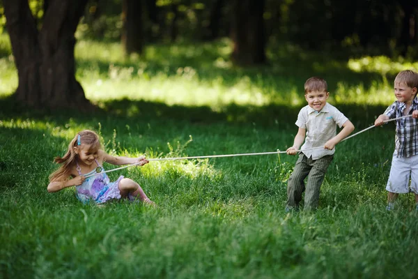 Enfants tirant la corde à l'extérieur — Photo