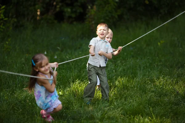 Niños tirando de la cuerda al aire libre —  Fotos de Stock