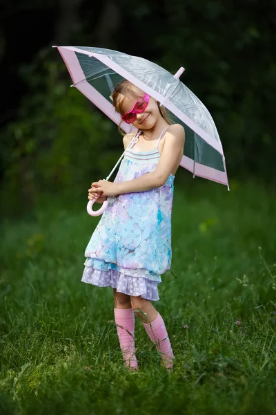 Jovem menina da moda com guarda-chuva — Fotografia de Stock
