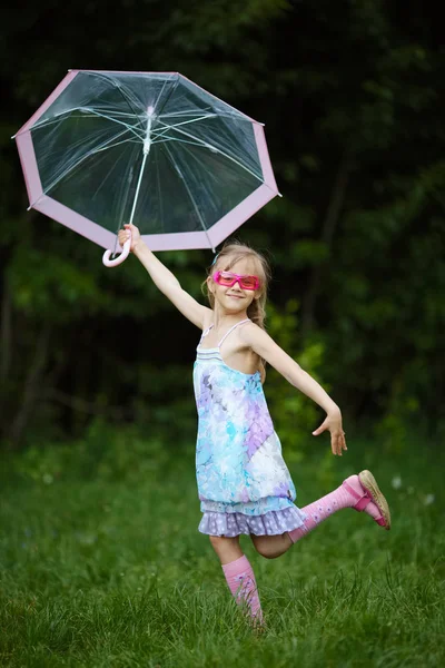 Junge Mode Mädchen mit Regenschirm — Stockfoto