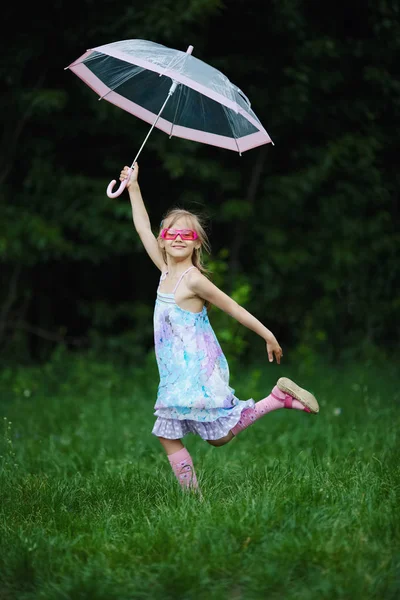 Chica de moda joven con paraguas — Foto de Stock
