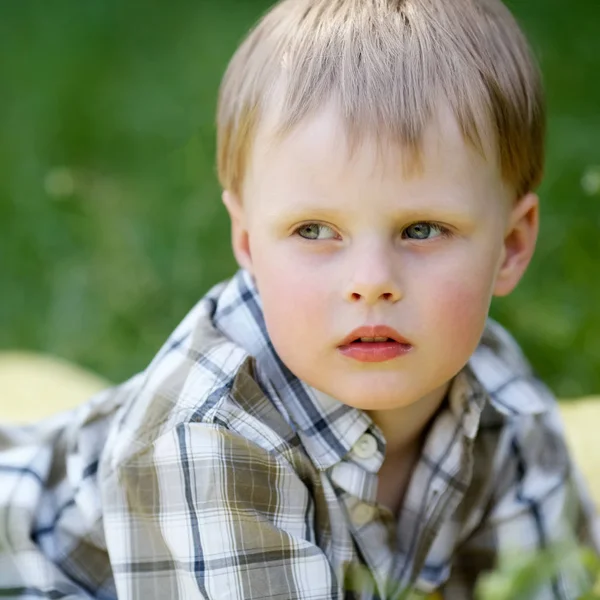 Van ernstige jongen — Stockfoto