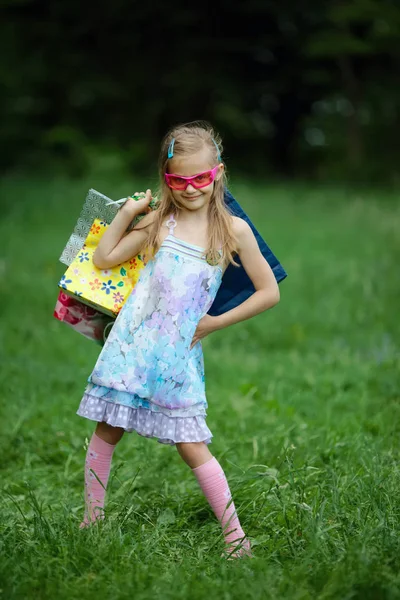 A bevásárló szatyrok-parkban nyári lány — Stock Fotó
