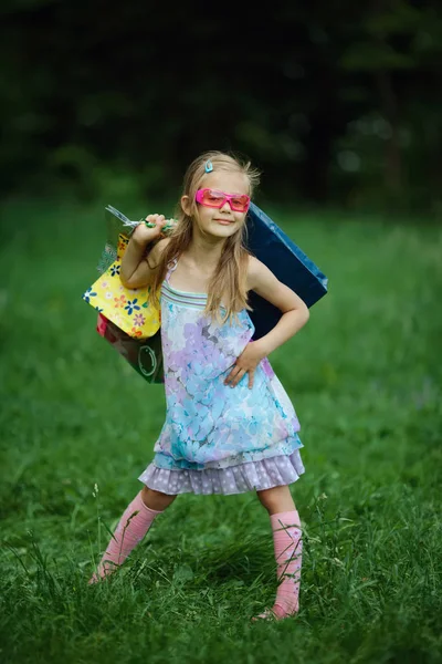 Menina com sacos de compras no parque de verão — Fotografia de Stock